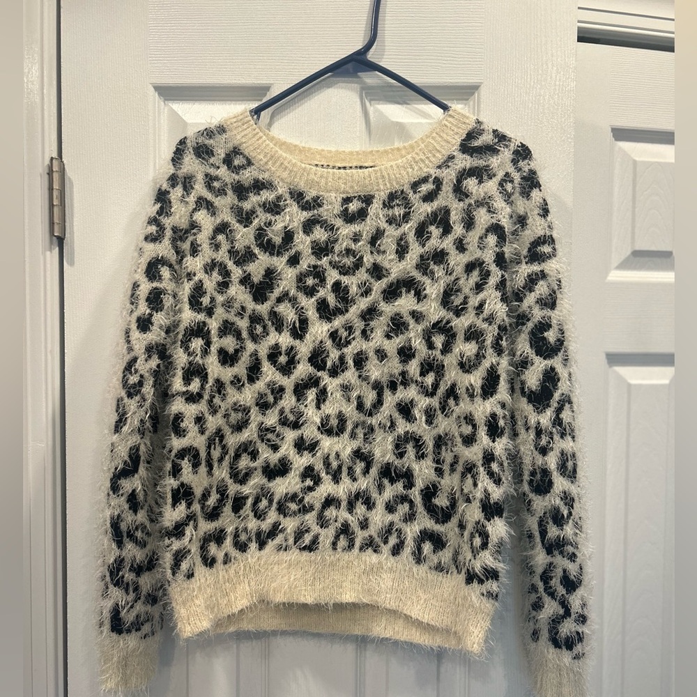 Mudd Women’s Small Sweater Cheetah Leopard Print Cream Black Fuzzy Soft Pullover